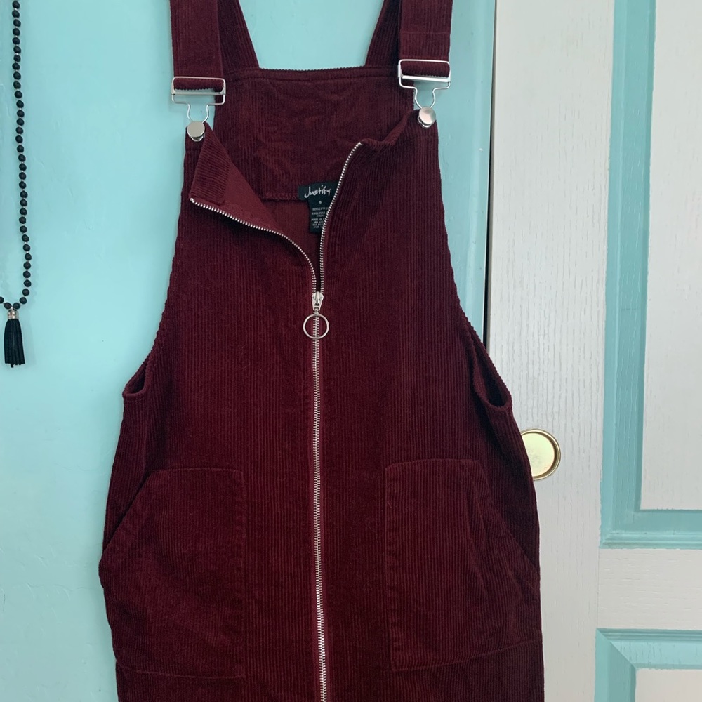 Burgundy super cute corduroy jumper size small🌸